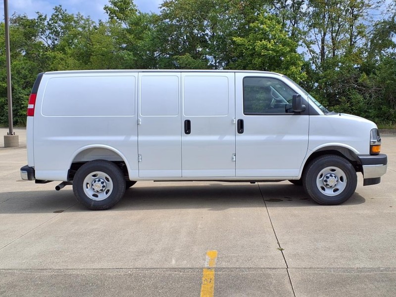 Chevrolet Express Cargo Van Vehicle Full-screen Gallery Image 21