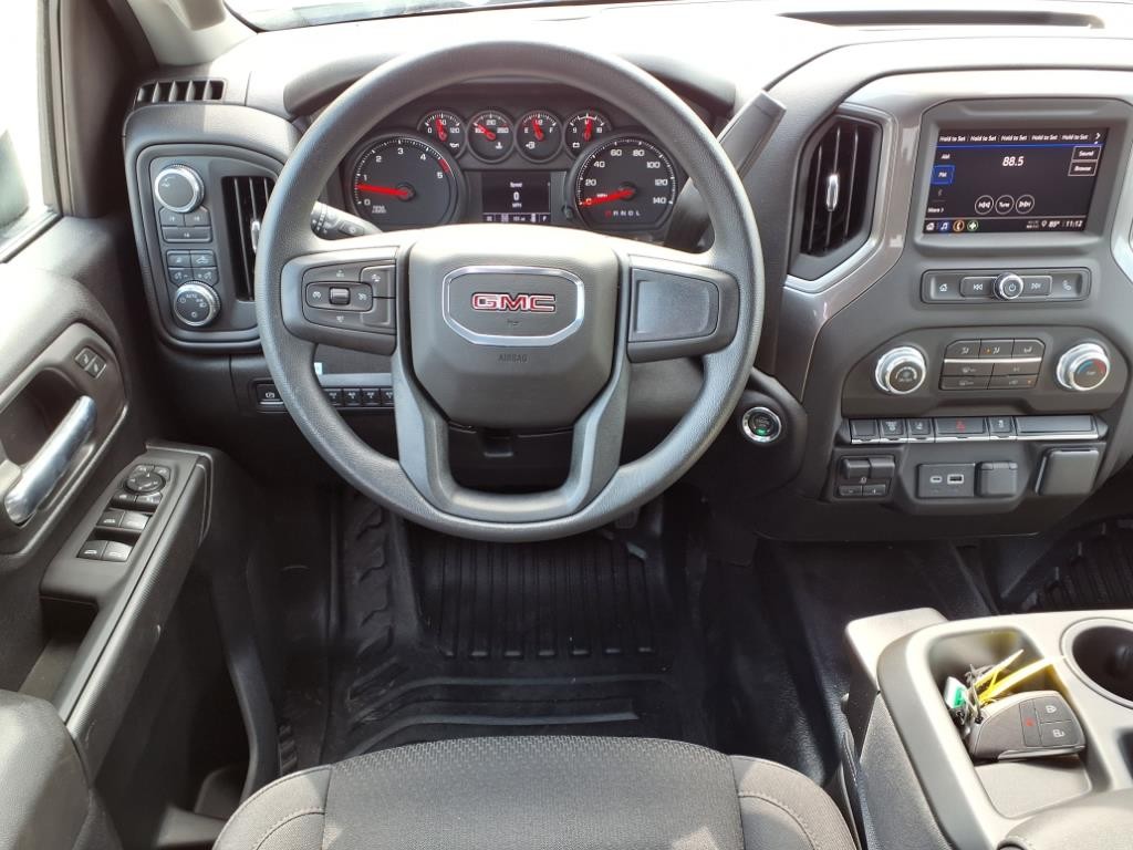 GMC Sierra 3500HD CC Vehicle Full-screen Gallery Image 4