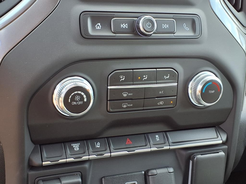 GMC Sierra 3500HD CC Vehicle Full-screen Gallery Image 9