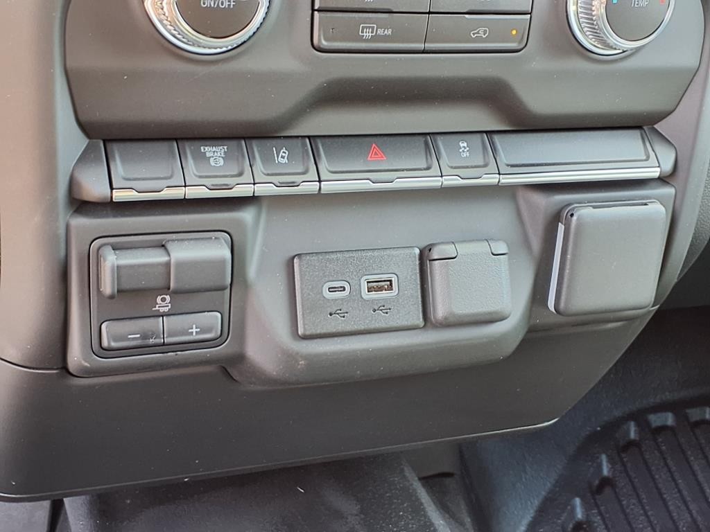 GMC Sierra 3500HD CC Vehicle Full-screen Gallery Image 10