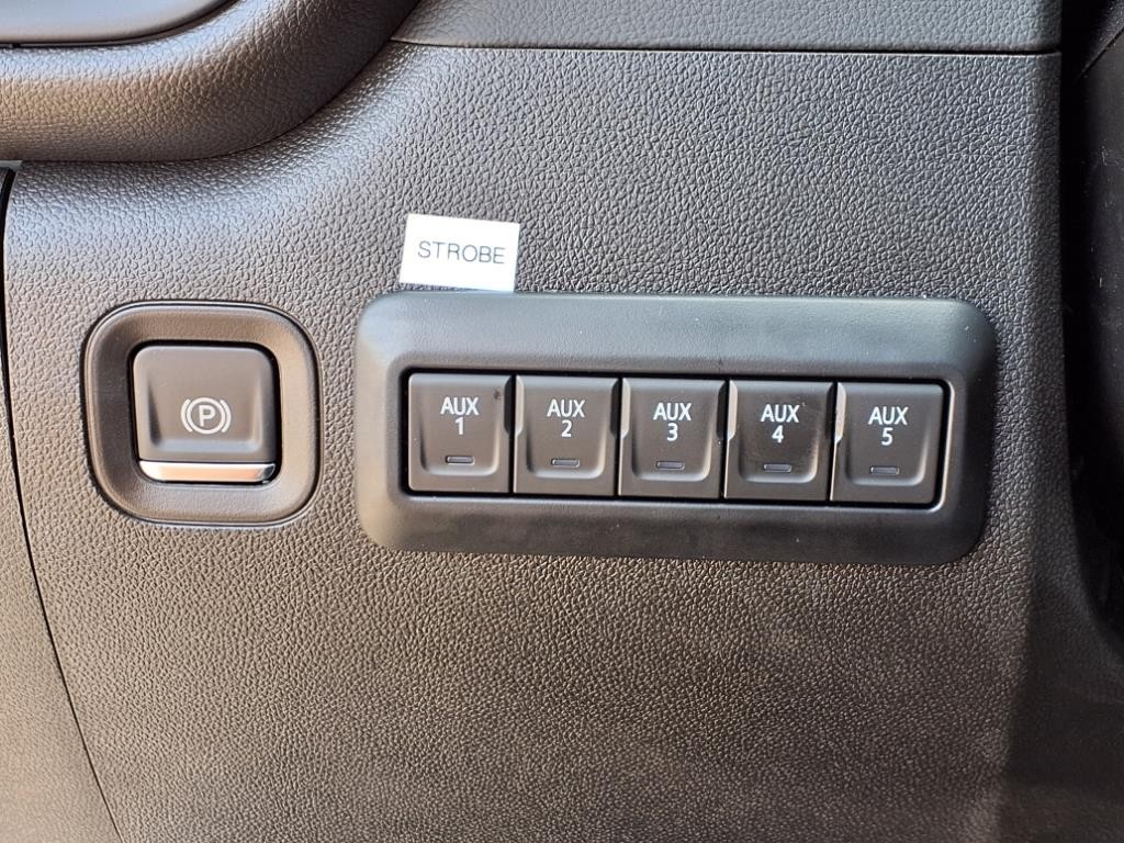 GMC Sierra 3500HD CC Vehicle Full-screen Gallery Image 15