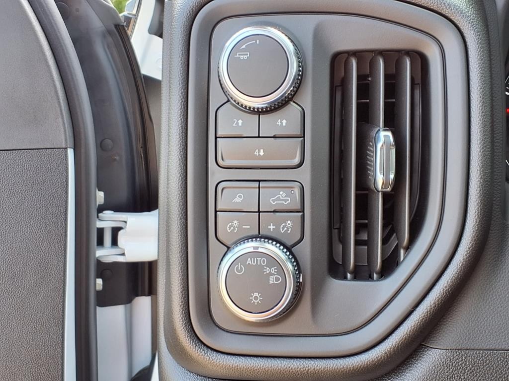 GMC Sierra 3500HD CC Vehicle Full-screen Gallery Image 16