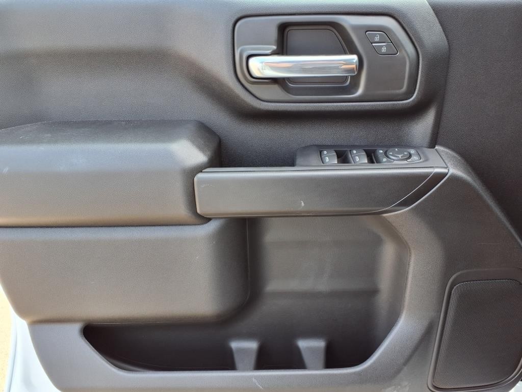 GMC Sierra 3500HD CC Vehicle Full-screen Gallery Image 17