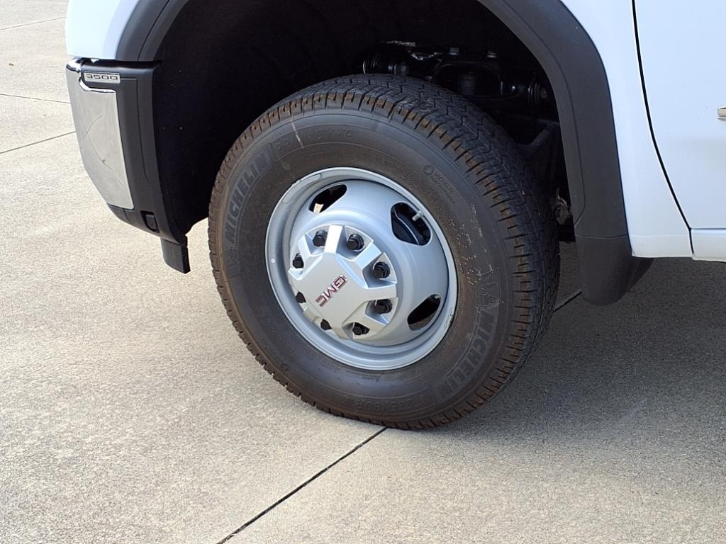 GMC Sierra 3500HD CC Vehicle Full-screen Gallery Image 18