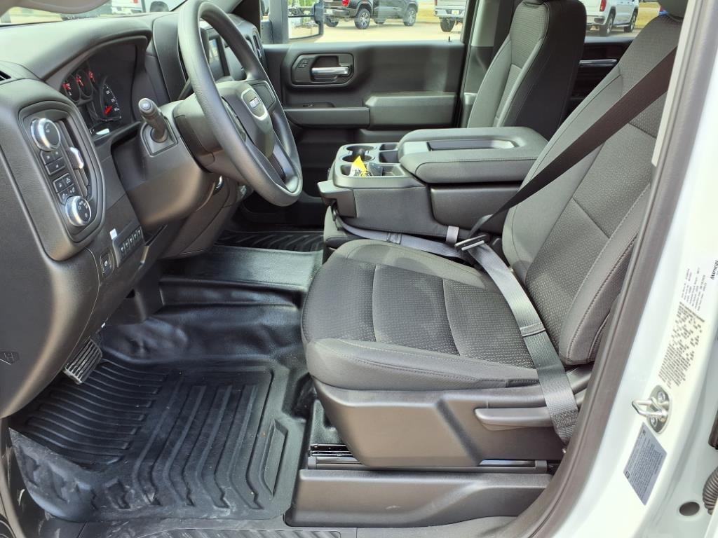 GMC Sierra 3500HD CC Vehicle Full-screen Gallery Image 19