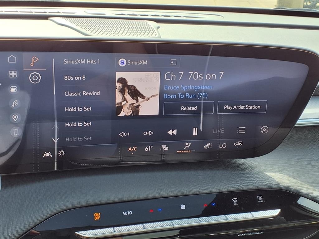 Buick Enclave Vehicle Full-screen Gallery Image 9