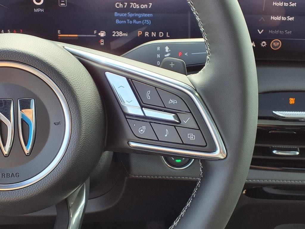 Buick Enclave Vehicle Full-screen Gallery Image 15