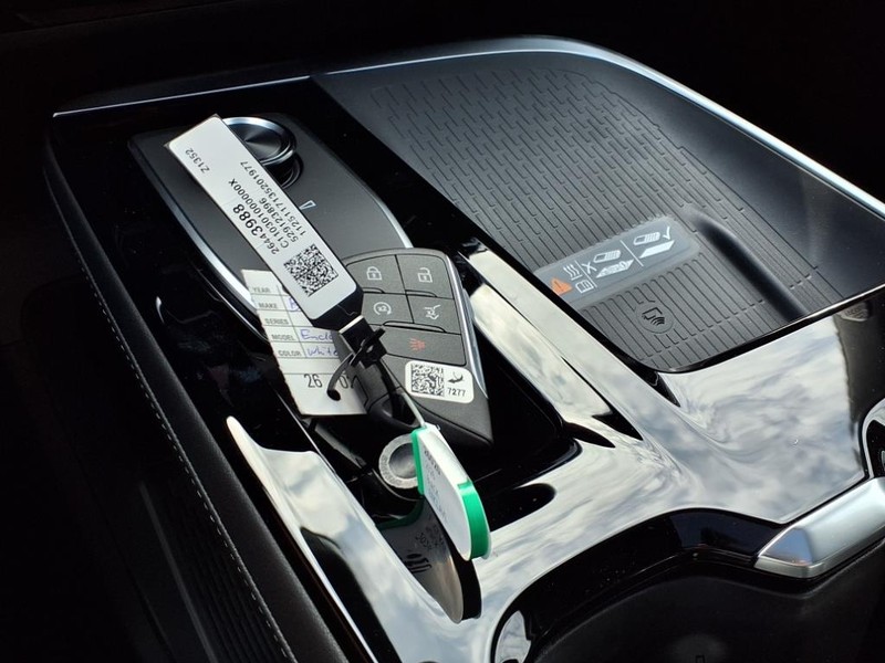 Buick Enclave Vehicle Full-screen Gallery Image 12