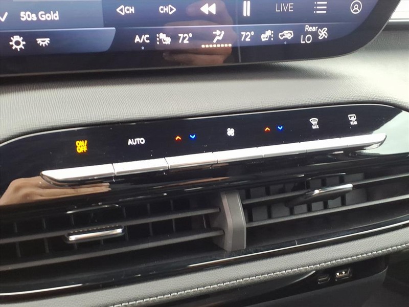 Buick Enclave Vehicle Full-screen Gallery Image 14