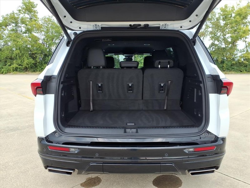 Buick Enclave Vehicle Full-screen Gallery Image 23