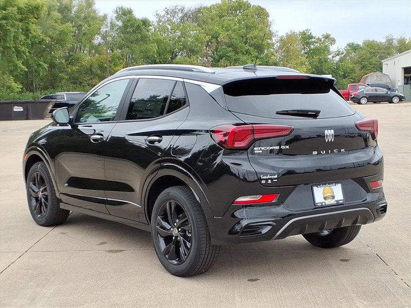 Buick Encore GX Vehicle Full-screen Gallery Image 3