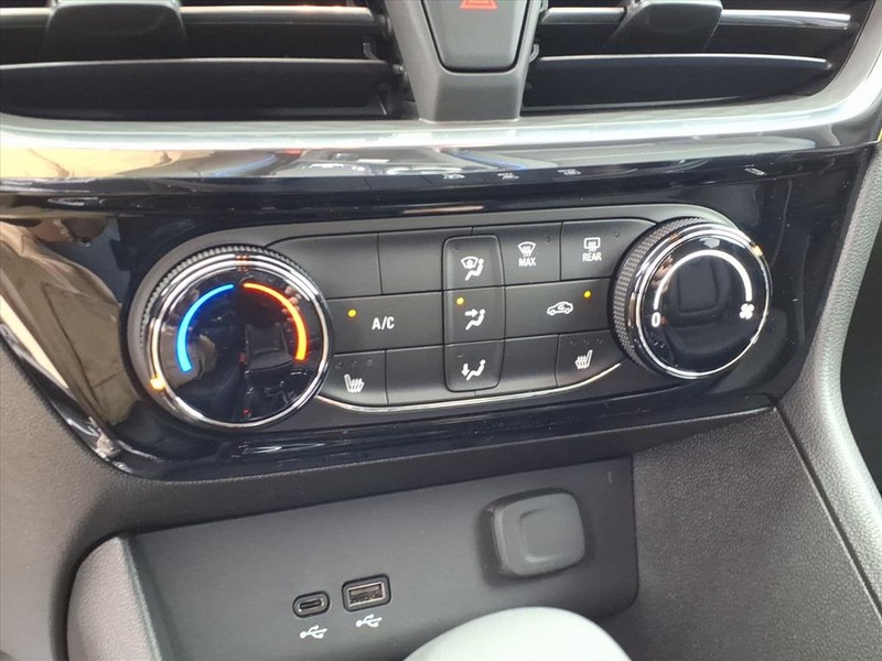 Buick Encore GX Vehicle Full-screen Gallery Image 10