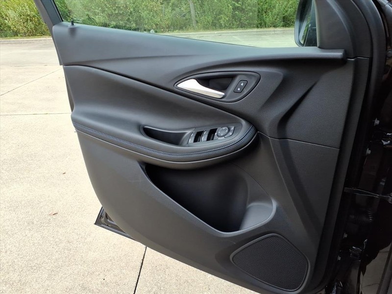 Buick Encore GX Vehicle Full-screen Gallery Image 15