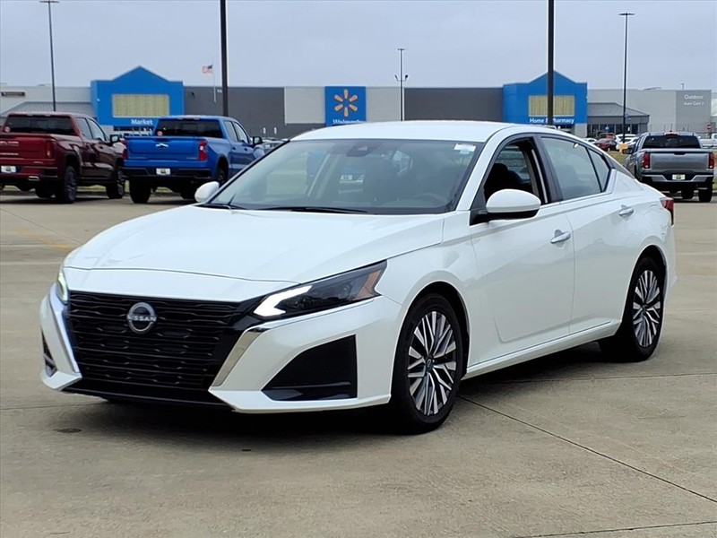 Nissan Altima Vehicle Full-screen Gallery Image 2