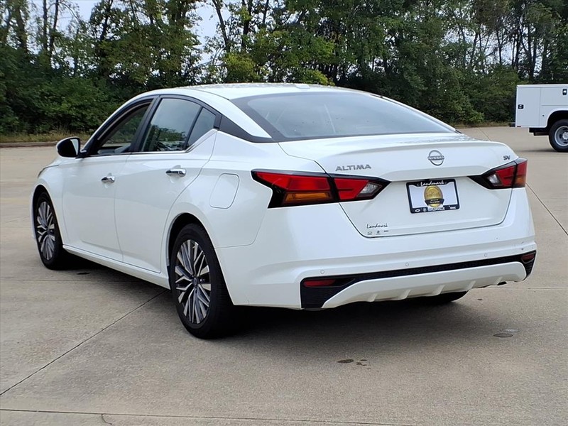 Nissan Altima Vehicle Full-screen Gallery Image 3