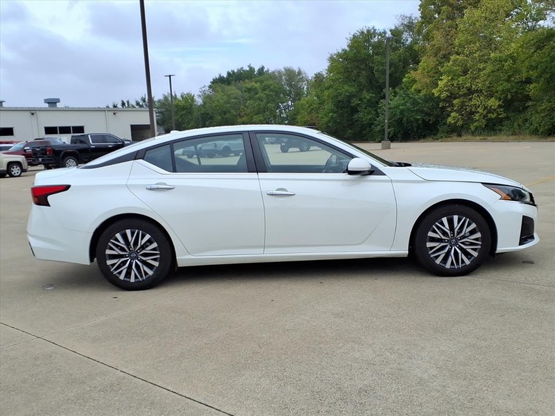 Nissan Altima Vehicle Full-screen Gallery Image 5