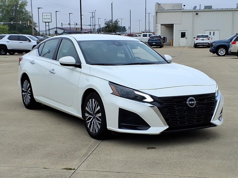 Nissan Altima Vehicle Full-screen Gallery Image 6