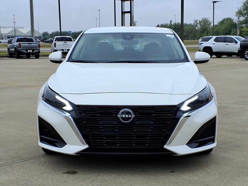 Nissan Altima Vehicle Full-screen Gallery Image 7