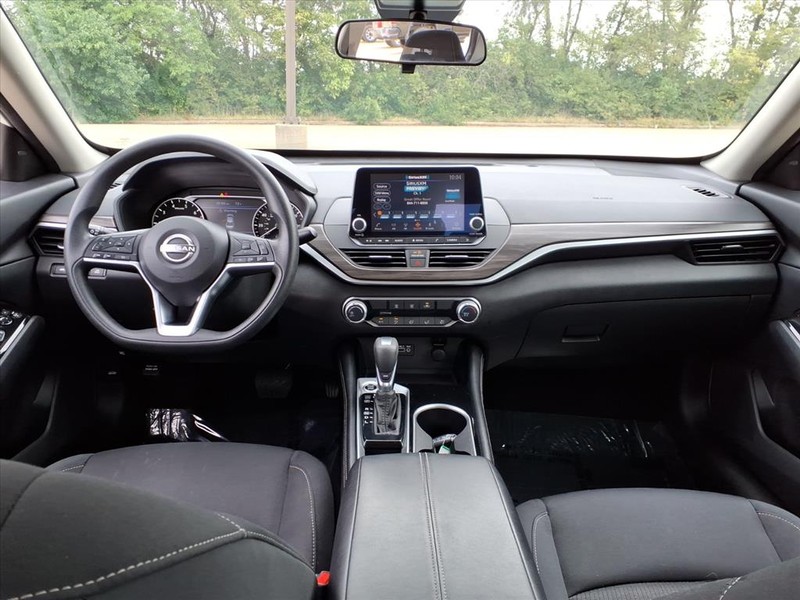 Nissan Altima Vehicle Full-screen Gallery Image 8