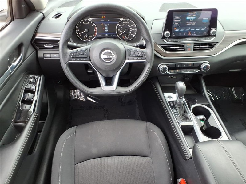 Nissan Altima Vehicle Full-screen Gallery Image 9