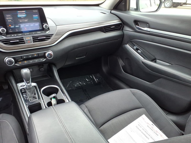 Nissan Altima Vehicle Full-screen Gallery Image 10