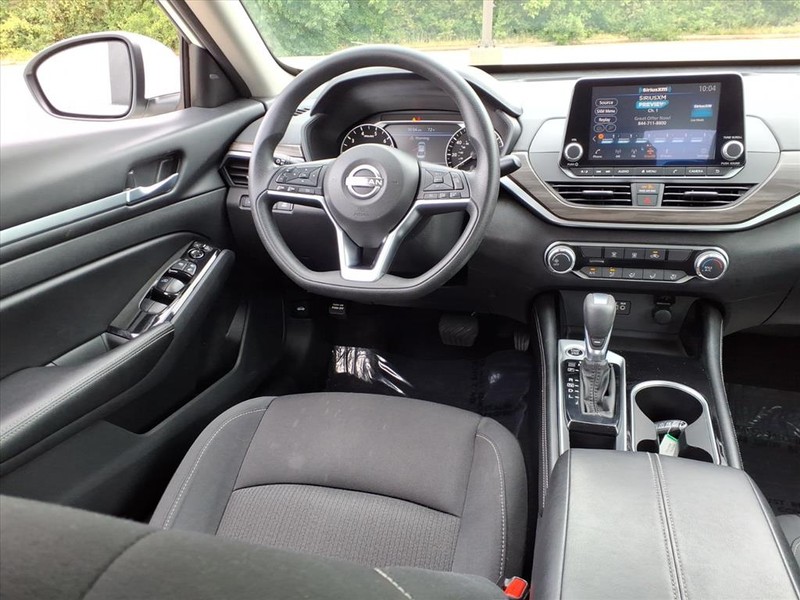 Nissan Altima Vehicle Full-screen Gallery Image 11