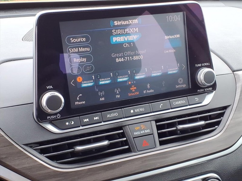 Nissan Altima Vehicle Full-screen Gallery Image 12