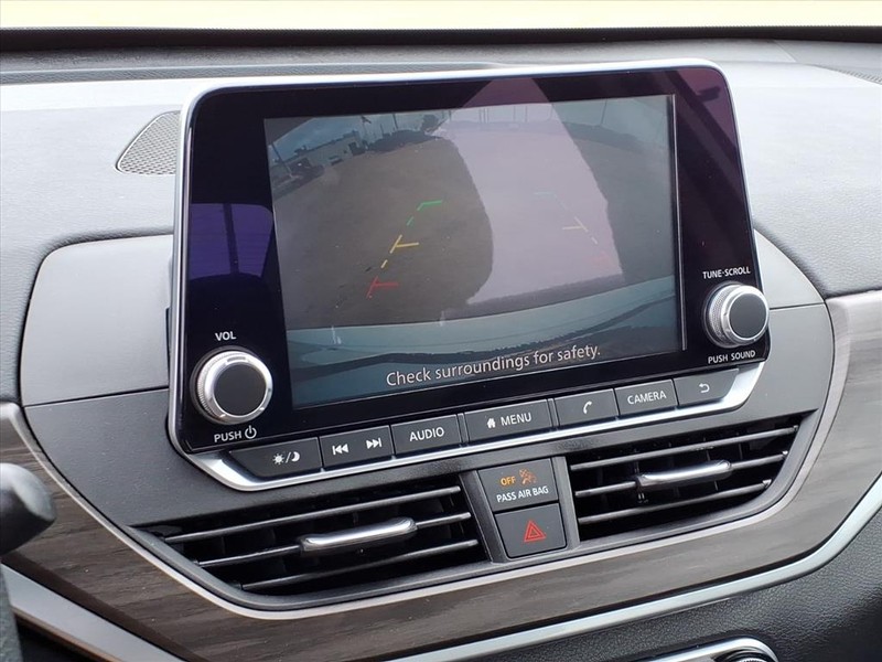 Nissan Altima Vehicle Full-screen Gallery Image 13