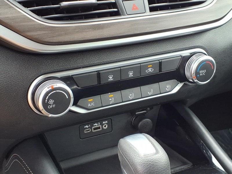 Nissan Altima Vehicle Full-screen Gallery Image 14