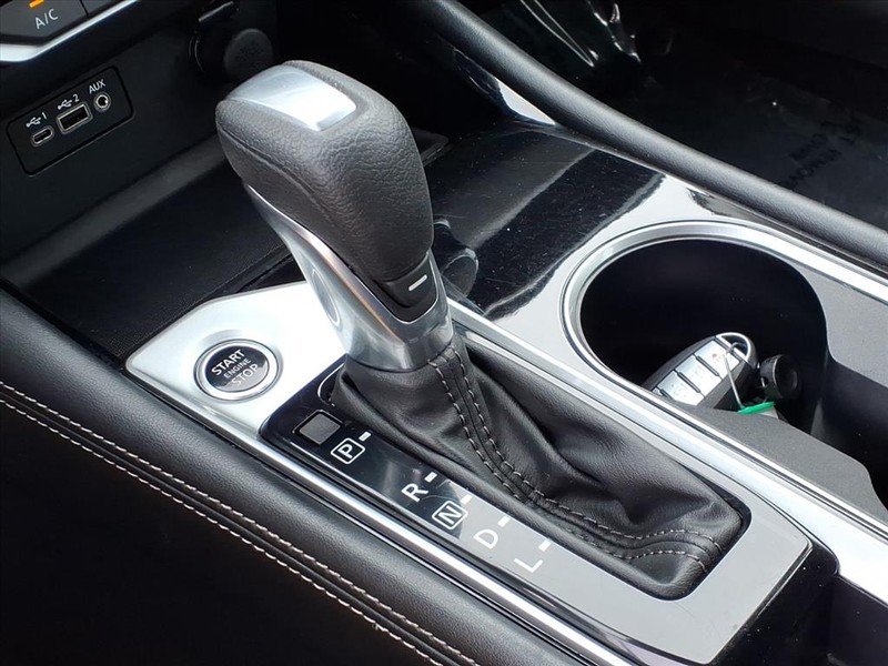 Nissan Altima Vehicle Full-screen Gallery Image 15