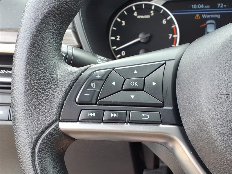 Nissan Altima Vehicle Full-screen Gallery Image 16