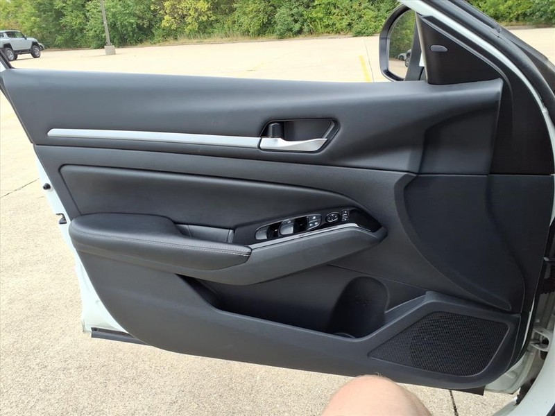 Nissan Altima Vehicle Full-screen Gallery Image 19