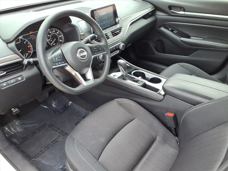 Nissan Altima Vehicle Full-screen Gallery Image 20