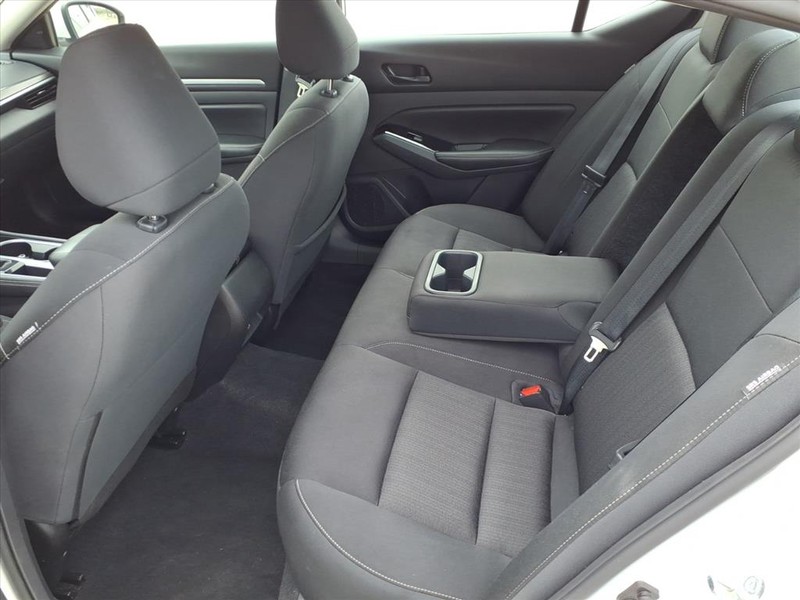 Nissan Altima Vehicle Full-screen Gallery Image 21