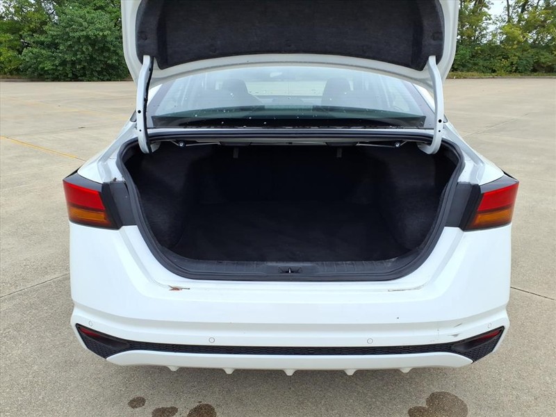 Nissan Altima Vehicle Full-screen Gallery Image 22