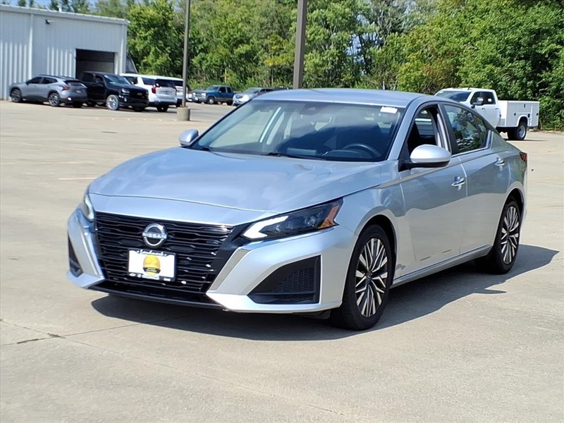 Nissan Altima Vehicle Full-screen Gallery Image 2