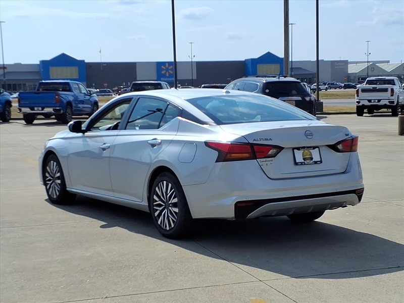 Nissan Altima Vehicle Full-screen Gallery Image 3