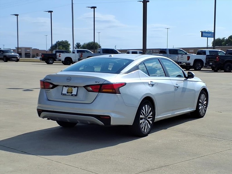 Nissan Altima Vehicle Full-screen Gallery Image 4