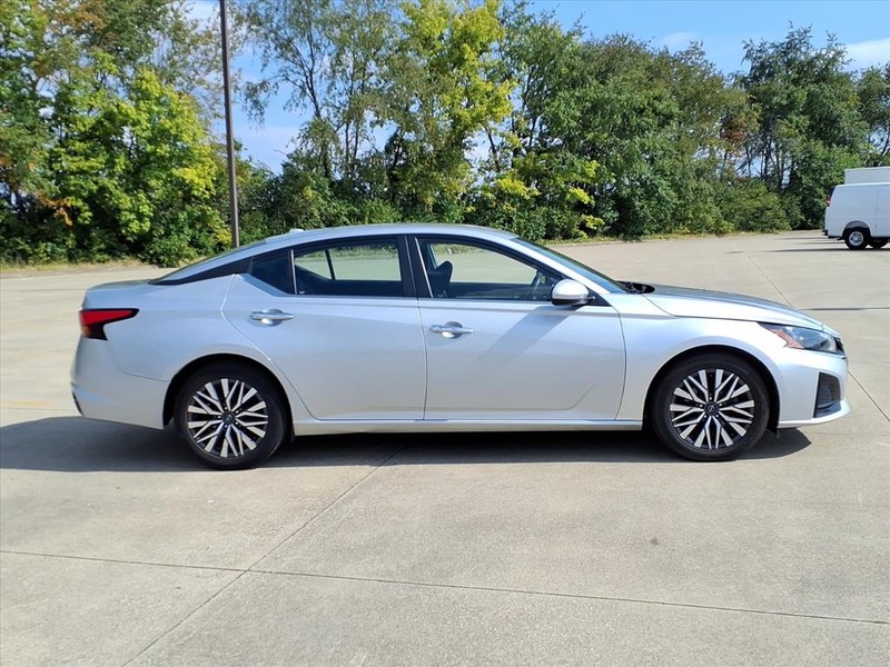 Nissan Altima Vehicle Full-screen Gallery Image 5