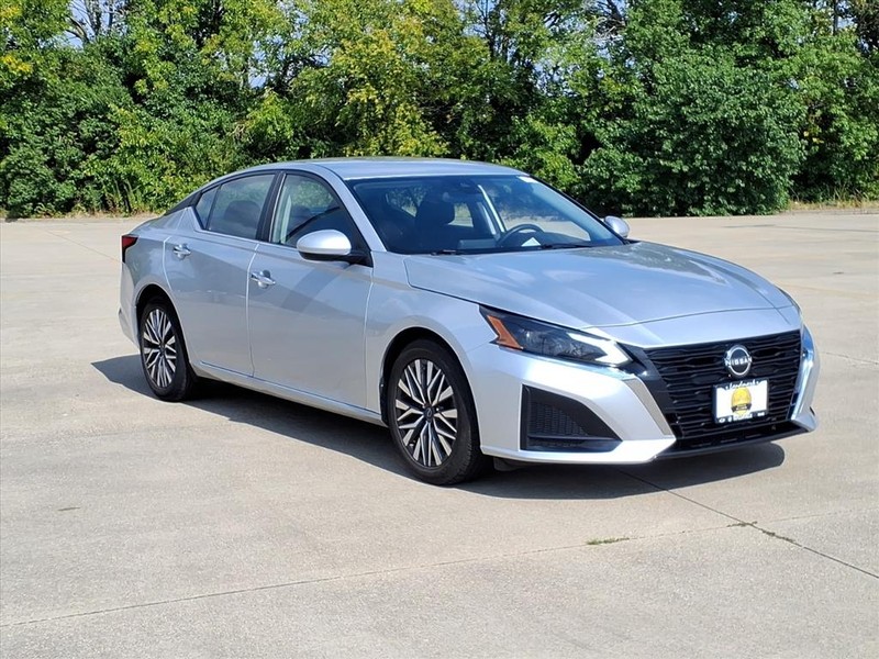 Nissan Altima Vehicle Full-screen Gallery Image 6