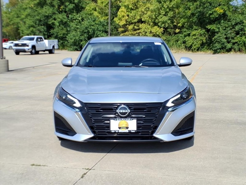 Nissan Altima Vehicle Full-screen Gallery Image 7