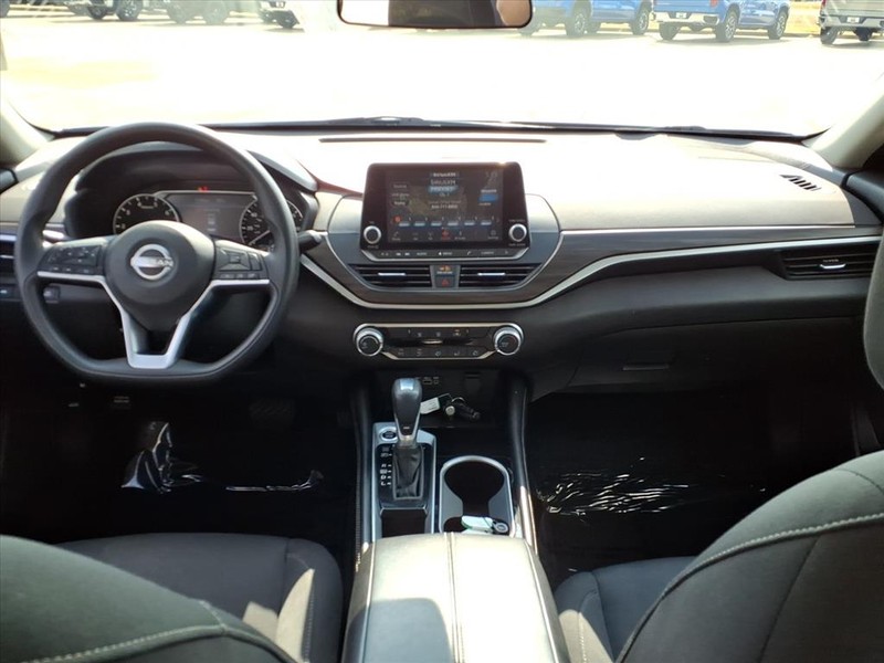 Nissan Altima Vehicle Full-screen Gallery Image 8