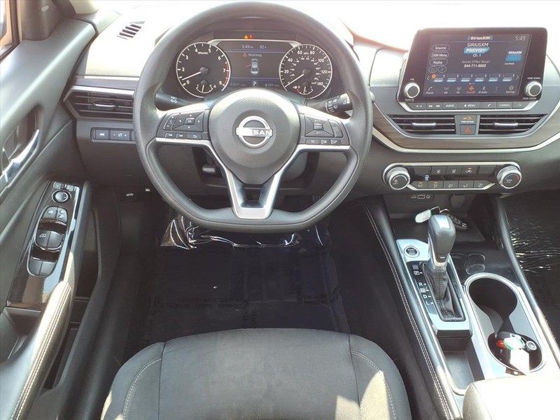 Nissan Altima Vehicle Full-screen Gallery Image 9