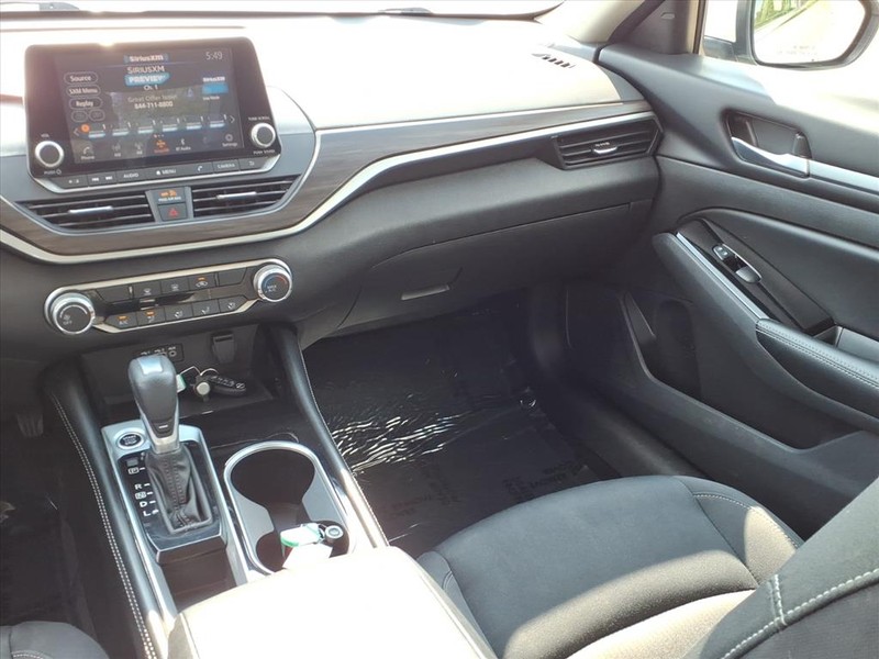 Nissan Altima Vehicle Full-screen Gallery Image 10