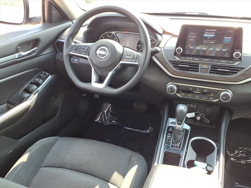 Nissan Altima Vehicle Full-screen Gallery Image 11