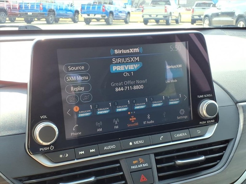 Nissan Altima Vehicle Full-screen Gallery Image 12