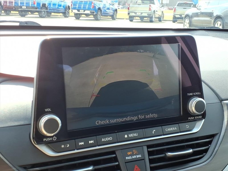 Nissan Altima Vehicle Full-screen Gallery Image 13