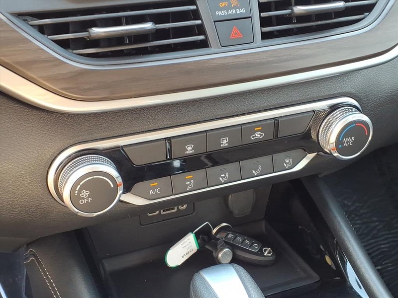 Nissan Altima Vehicle Full-screen Gallery Image 14