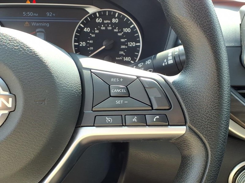 Nissan Altima Vehicle Full-screen Gallery Image 17