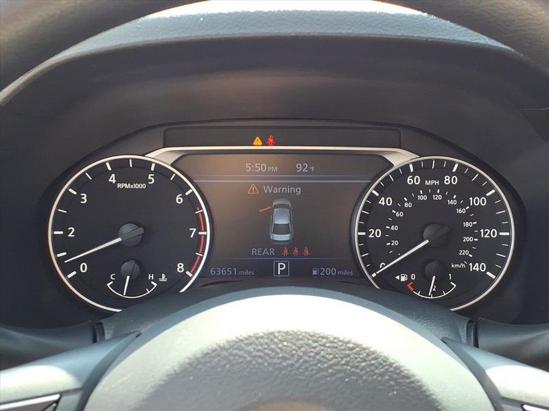 Nissan Altima Vehicle Full-screen Gallery Image 18